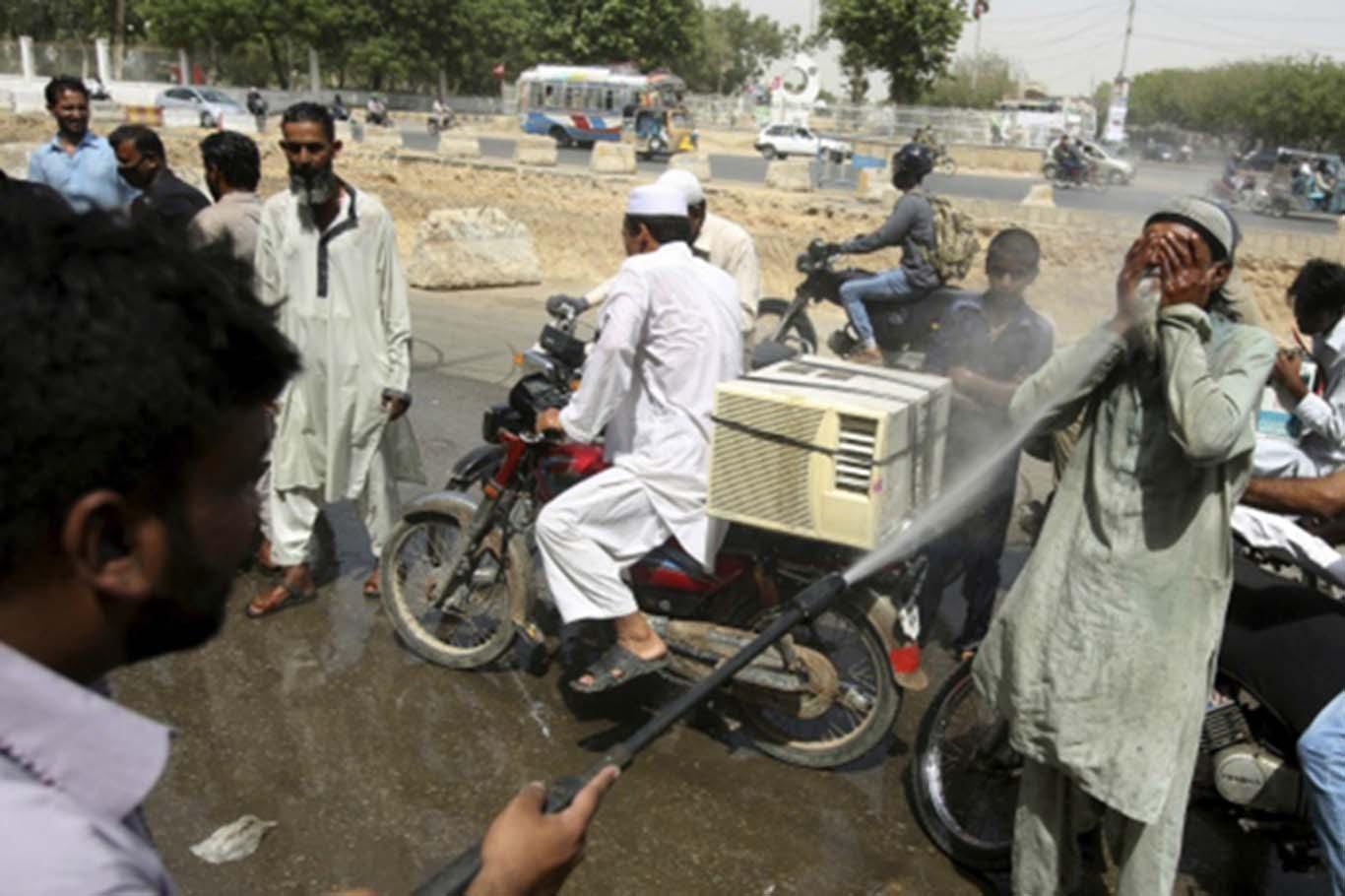Pakistan'da sıcak hava can aldı: 73 ölü